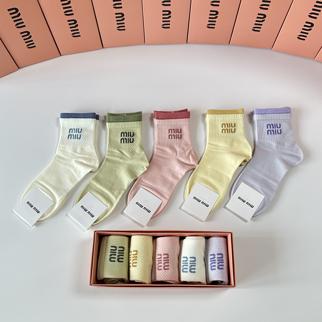💛配包装MiuMiu（缪缪）新款中长款堆堆袜袜子！一盒五双， 专柜同步筒款袜子，💛大牌出街，潮人必备🔥超