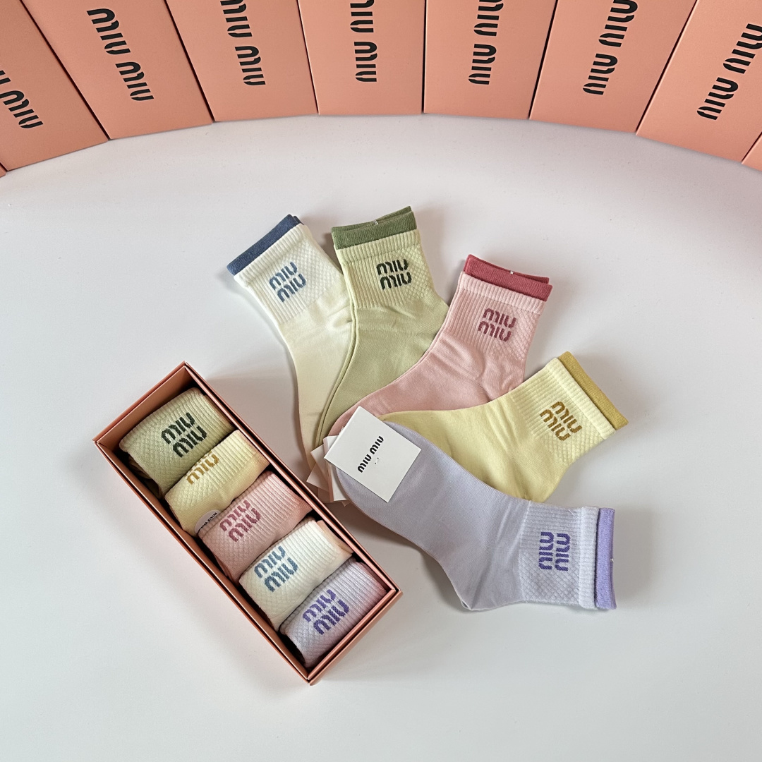 💛配包装MiuMiu（缪缪）新款中长款堆堆袜袜子！一盒五双， 专柜同步筒款袜子，💛大牌出街，潮人必备🔥超