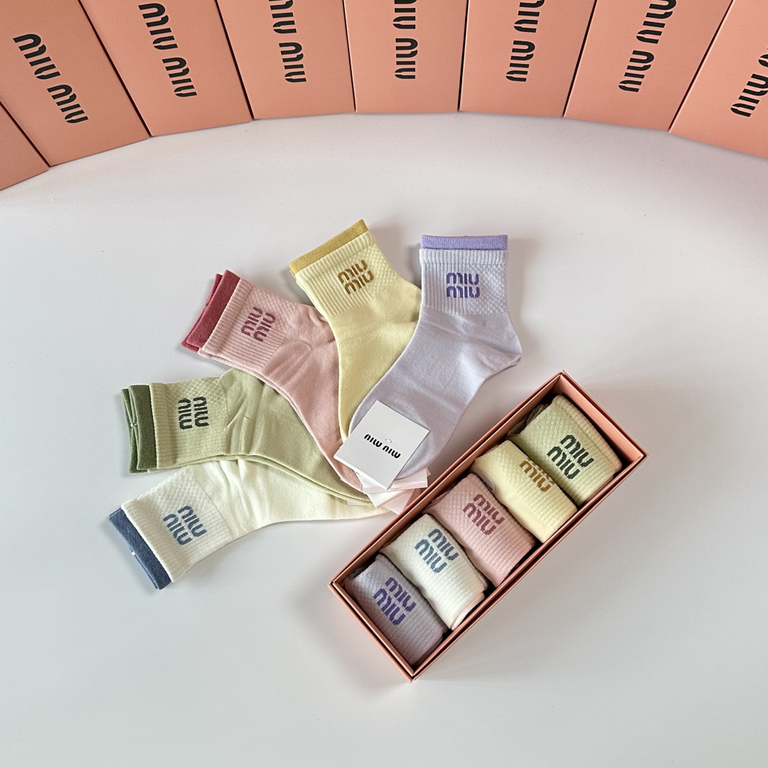 💛配包装MiuMiu（缪缪）新款中长款堆堆袜袜子！一盒五双， 专柜同步筒款袜子，💛大牌出街，潮人必备🔥超