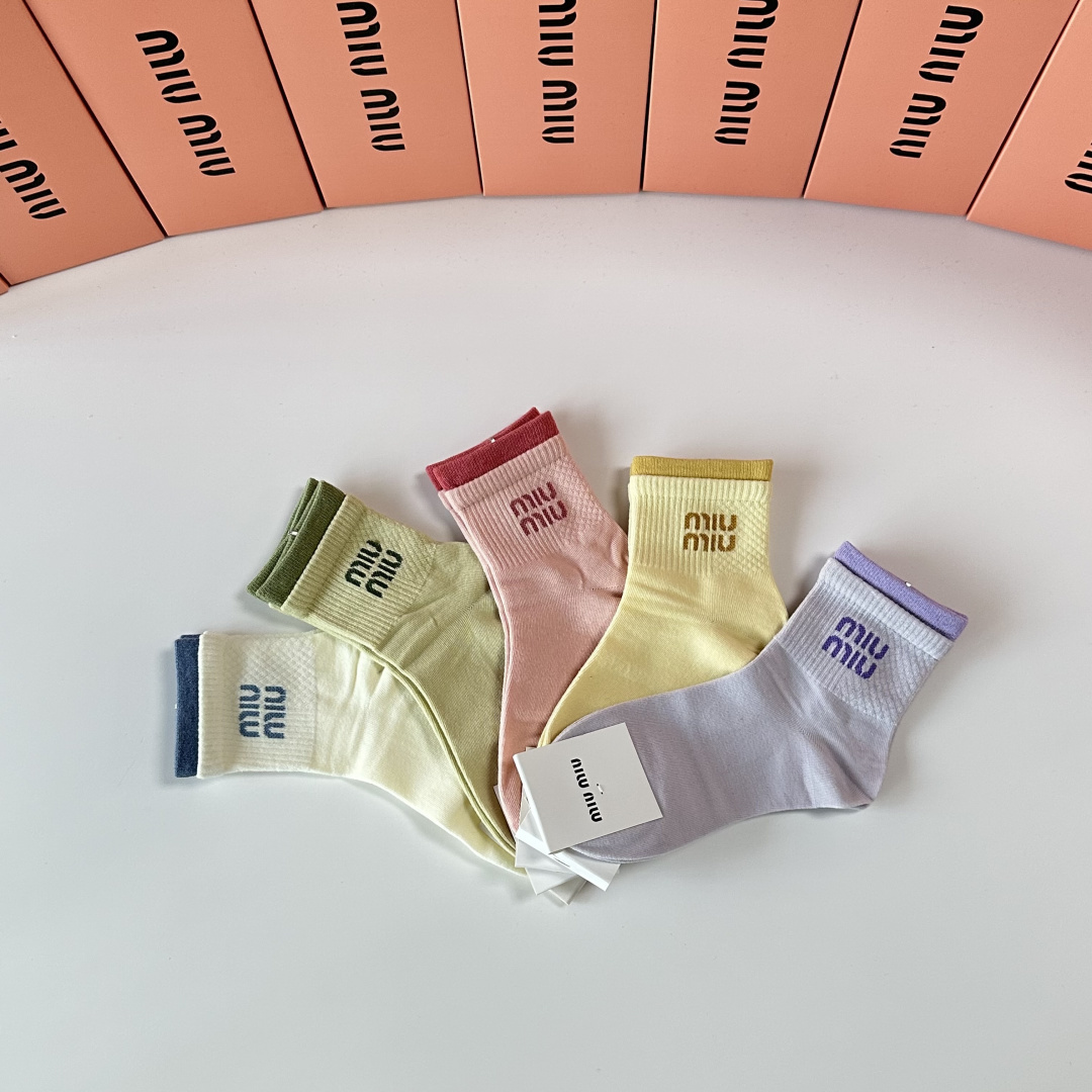 💛配包装MiuMiu（缪缪）新款中长款堆堆袜袜子！一盒五双， 专柜同步筒款袜子，💛大牌出街，潮人必备🔥超