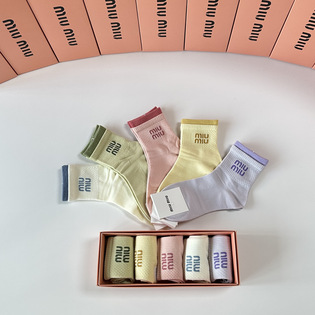 💛配包装MiuMiu（缪缪）新款中长款堆堆袜袜子！一盒五双， 专柜同步筒款袜子，💛大牌出街，潮人必备🔥超