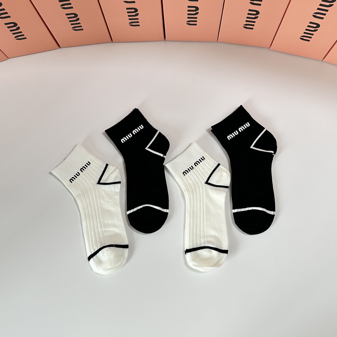 💛配专柜包装MiuMiu（缪缪）新款饰品袜烫印中长款堆堆袜袜子！一盒四双，专柜同步筒袜袜子，💛大牌出街，