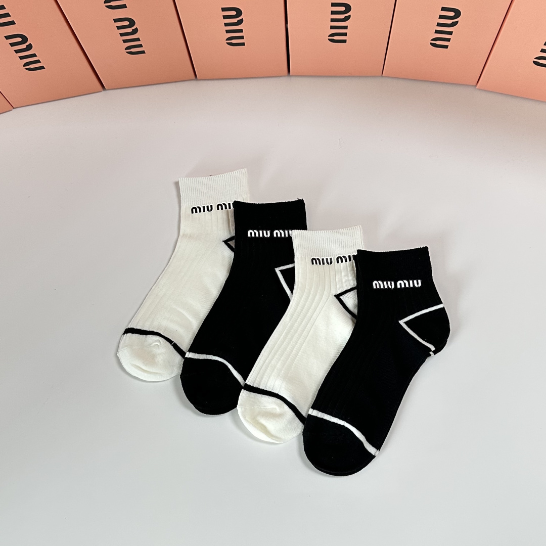 💛配专柜包装MiuMiu（缪缪）新款饰品袜烫印中长款堆堆袜袜子！一盒四双，专柜同步筒袜袜子，💛大牌出街，
