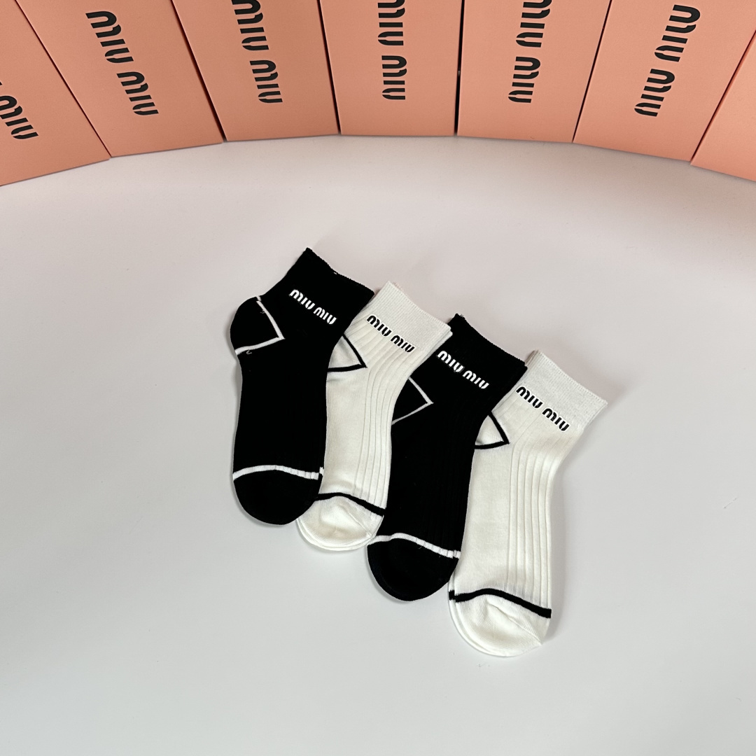 💛配专柜包装MiuMiu（缪缪）新款饰品袜烫印中长款堆堆袜袜子！一盒四双，专柜同步筒袜袜子，💛大牌出街，