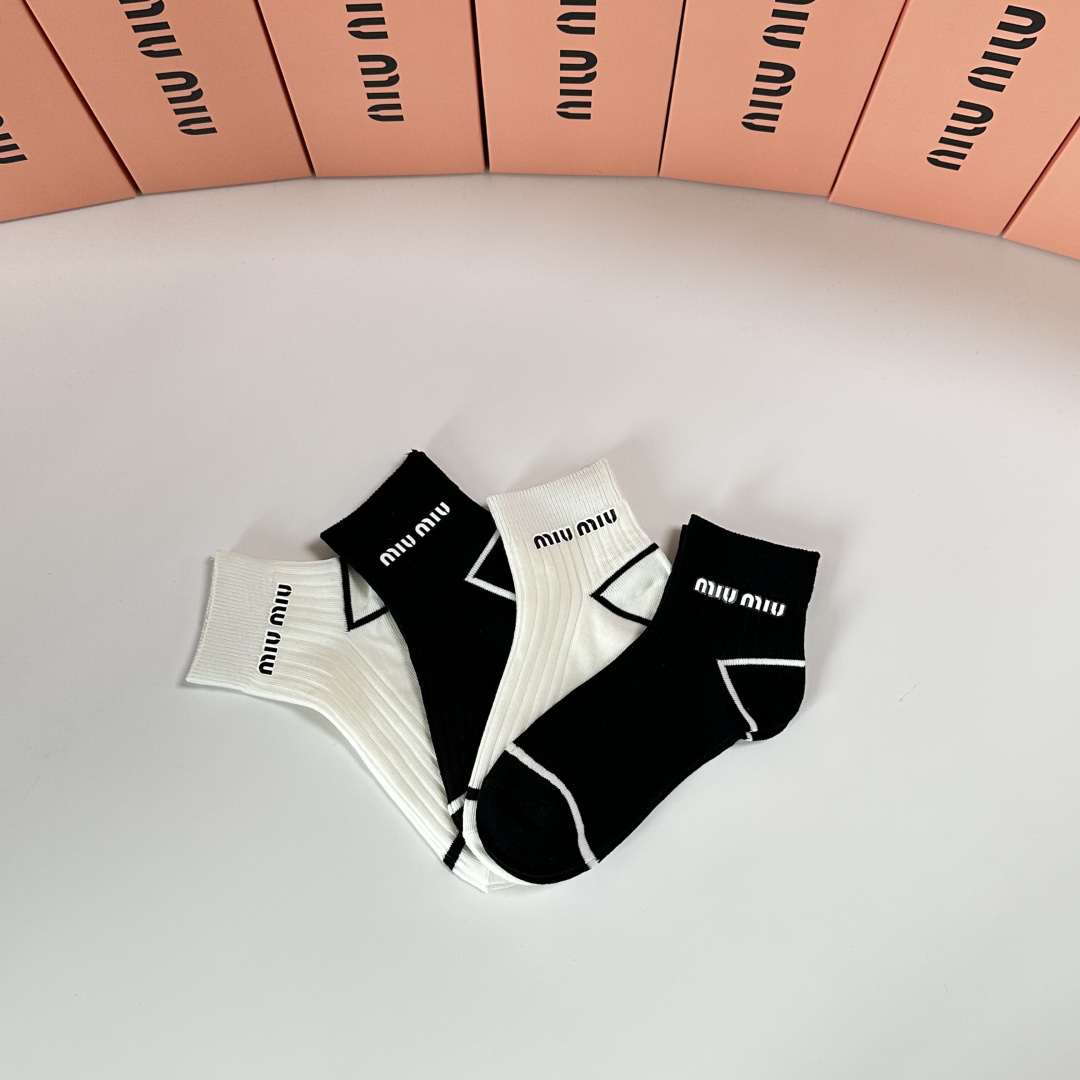 💛配专柜包装MiuMiu（缪缪）新款饰品袜烫印中长款堆堆袜袜子！一盒四双，专柜同步筒袜袜子，💛大牌出街，