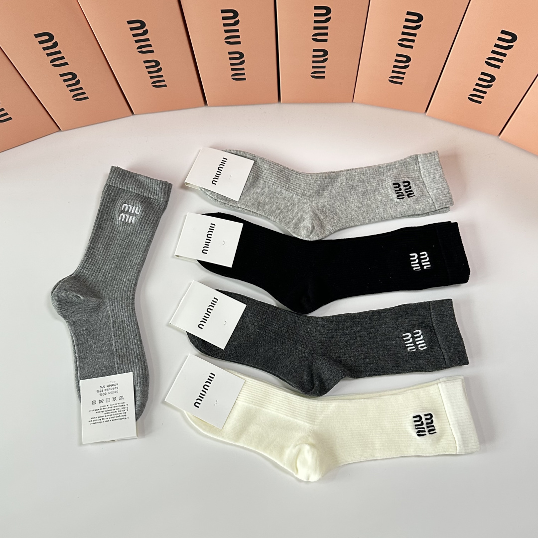 💛配包装MiuMiu（缪缪）新款刺绣经典中长筒袜堆堆袜袜子！一盒五双， 专柜同步筒袜袜子，💛大牌出街，潮