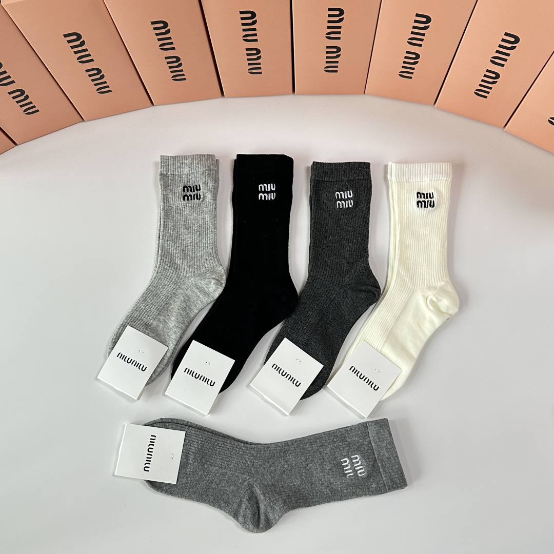 💛配包装MiuMiu（缪缪）新款刺绣经典中长筒袜堆堆袜袜子！一盒五双， 专柜同步筒袜袜子，💛大牌出街，潮