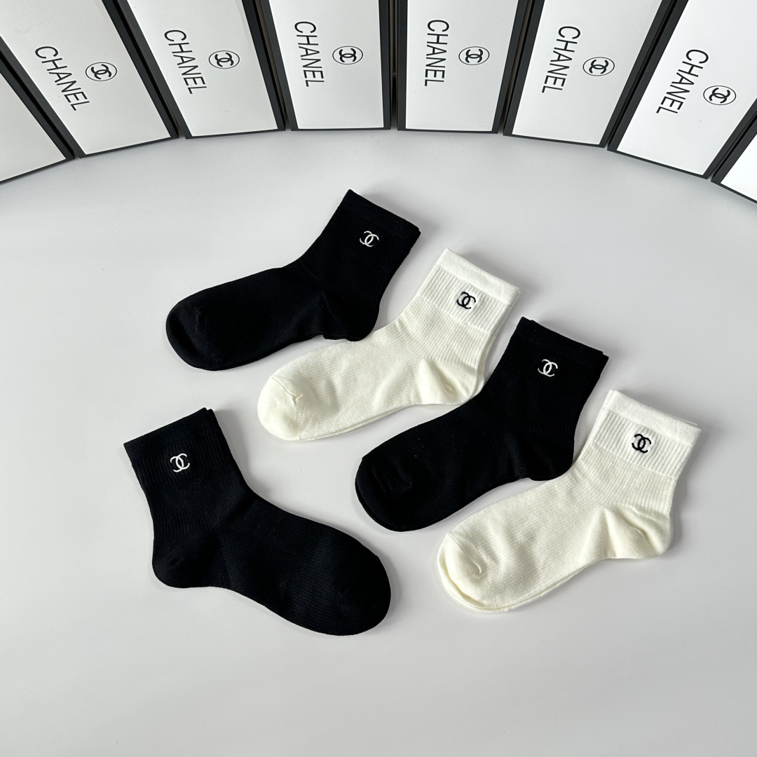 💛配专柜包装Chanel（香奈儿）新款刺绣中长款堆堆袜袜子！一盒五双，专柜同步筒袜袜子，💛大牌出街，潮人