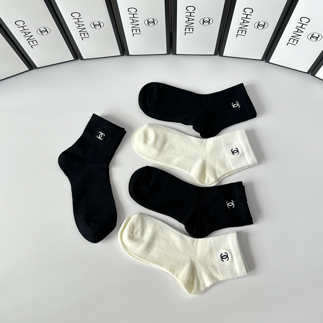 💛配专柜包装Chanel（香奈儿）新款刺绣中长款堆堆袜袜子！一盒五双，专柜同步筒袜袜子，💛大牌出街，潮人