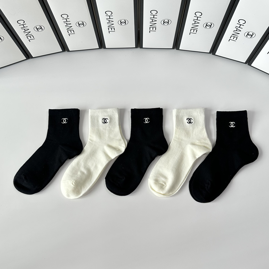 NO:640632,Specially equipped with counter packaging Chanel (Chanel) new embroidered mid-length pile socks!  Five pairs in a box, counter-synchronized tube socks, big brands out on the street, a must-have for fashionistas, super easy to match. Socks, stockings, socks, chanel, chanel, socks19860909特 配专柜包装 Chanel（香奈儿）新款刺绣中长款堆堆袜袜子！一盒五双,专柜同步筒袜袜子,大牌出街,潮人必备超好搭.袜子,丝袜,袜子,chanel,chanel,socks,accessory