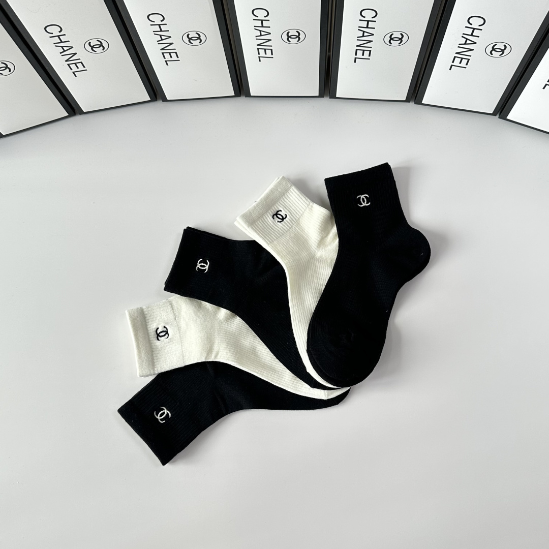 💛配专柜包装Chanel（香奈儿）新款刺绣中长款堆堆袜袜子！一盒五双，专柜同步筒袜袜子，💛大牌出街，潮人