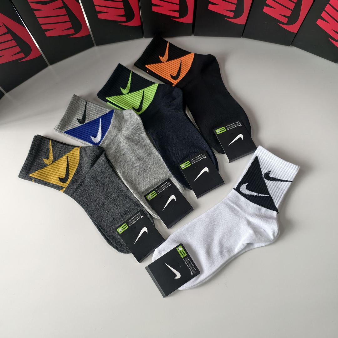 💛配包装NIKE（耐克）新款中长款堆堆袜袜子！一盒五双， 专柜同步筒款袜子，💛大牌出街，潮人必备🔥超好搭