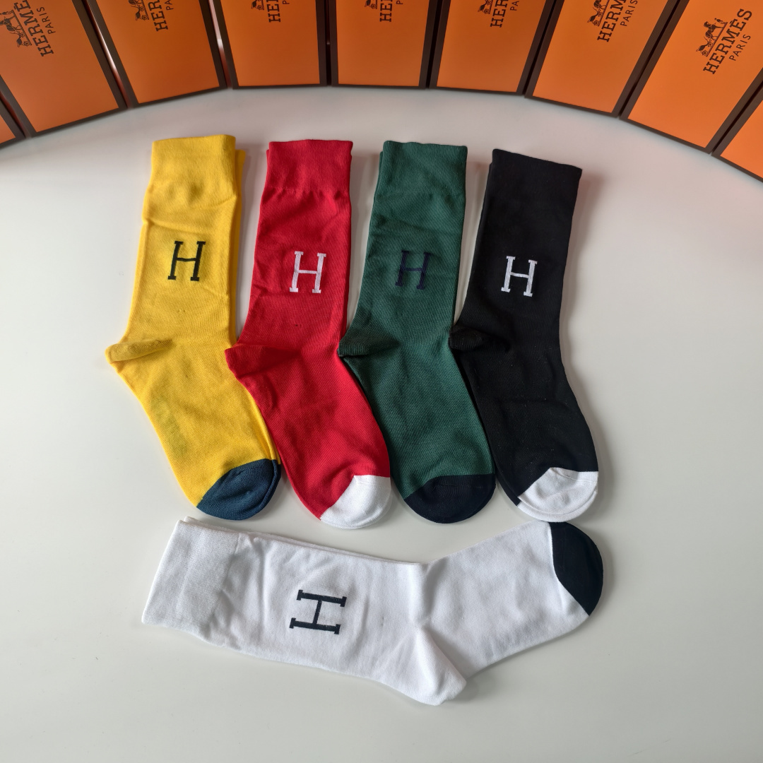 💛配包装HERMES（爱马仕）新款中长款堆堆袜袜子！一盒五双， 专柜同步筒款袜子，💛大牌出街，潮人必备🔥