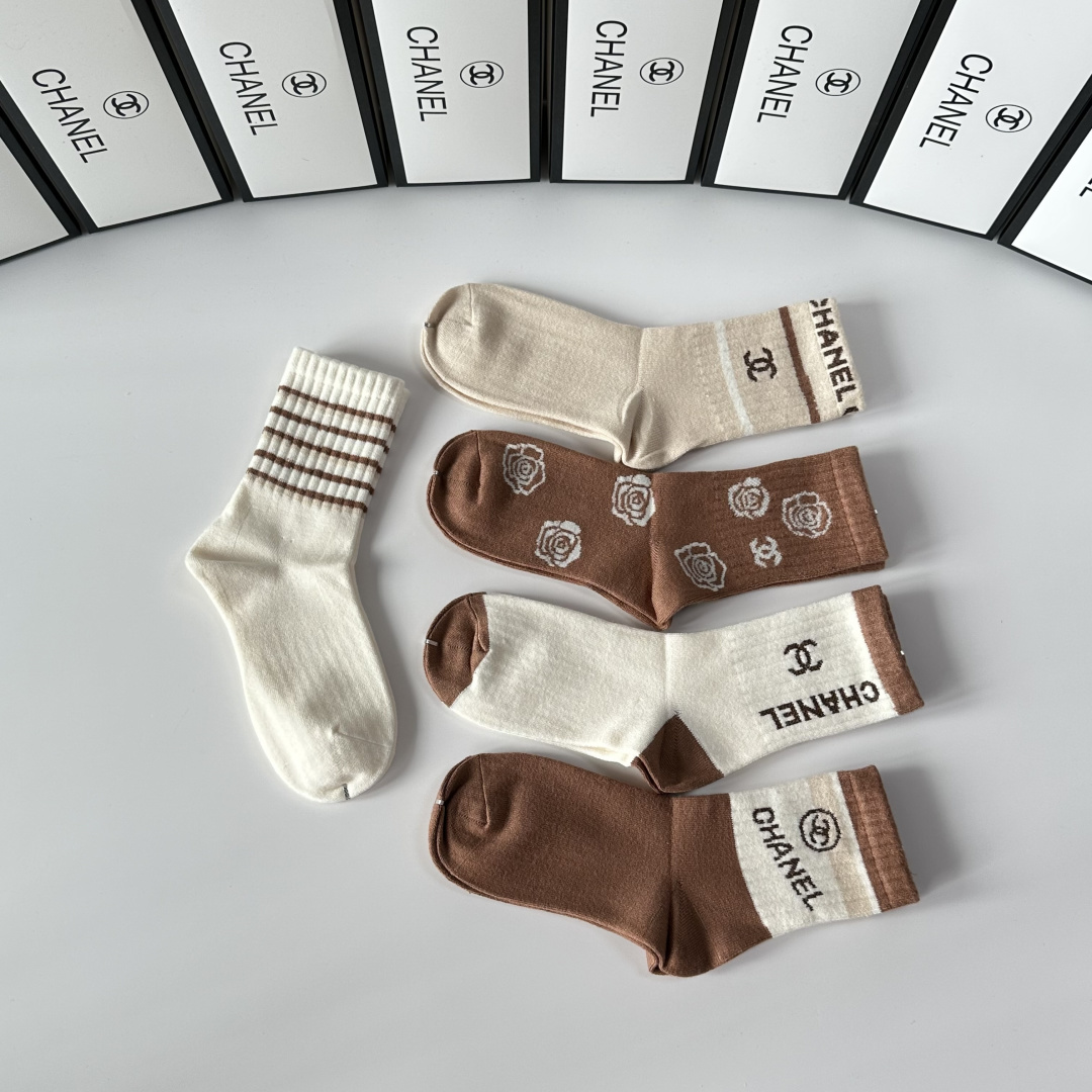 💛配专柜包装Chanel（香奈儿）新款中长款堆堆袜袜子！一盒五双，专柜同步筒袜袜子，💛大牌出街，潮人必备