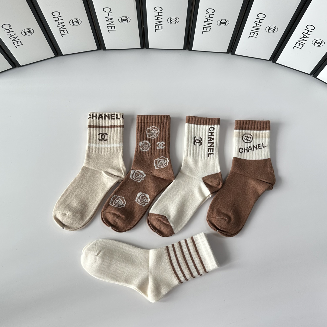 💛配专柜包装Chanel（香奈儿）新款中长款堆堆袜袜子！一盒五双，专柜同步筒袜袜子，💛大牌出街，潮人必备