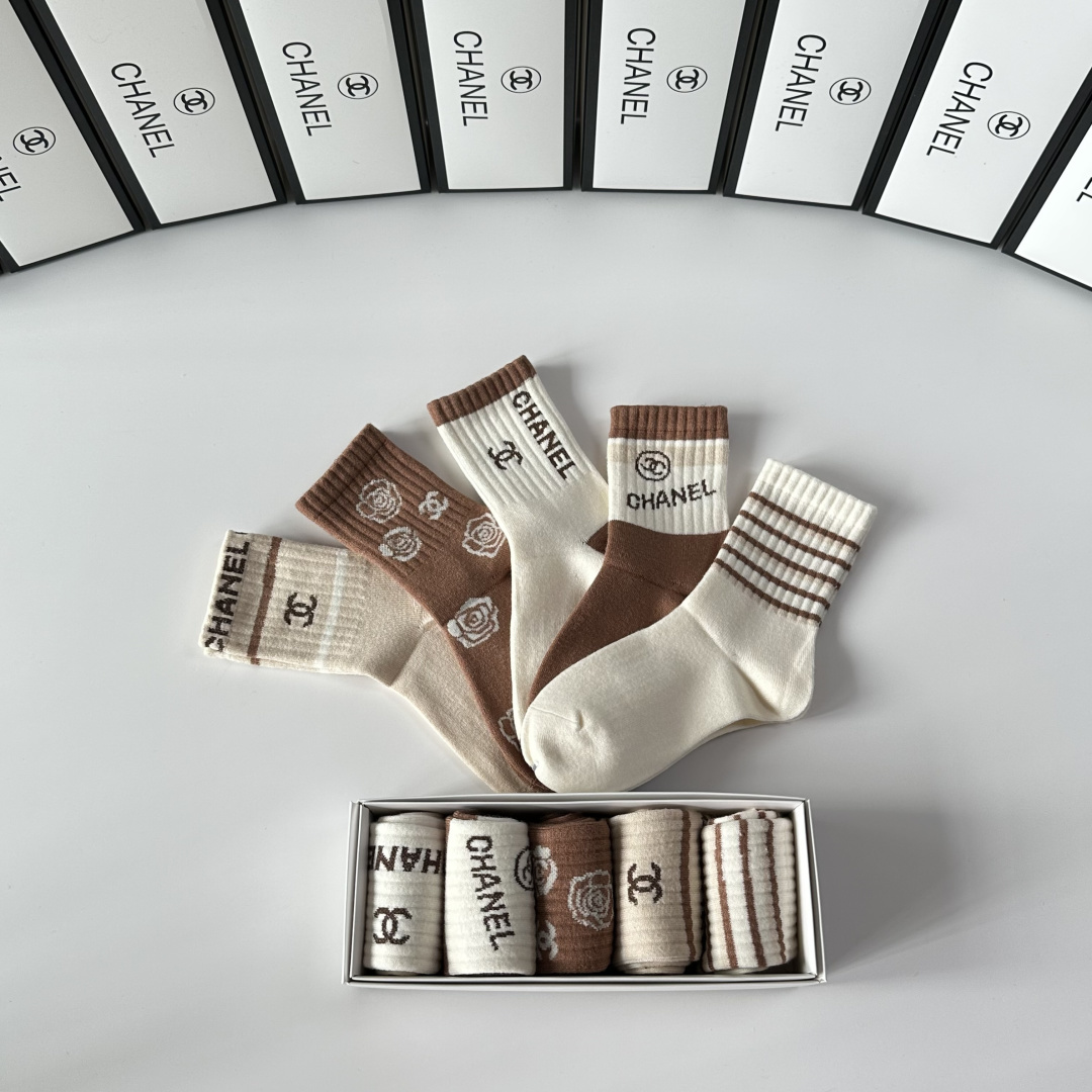 💛配专柜包装Chanel（香奈儿）新款中长款堆堆袜袜子！一盒五双，专柜同步筒袜袜子，💛大牌出街，潮人必备
