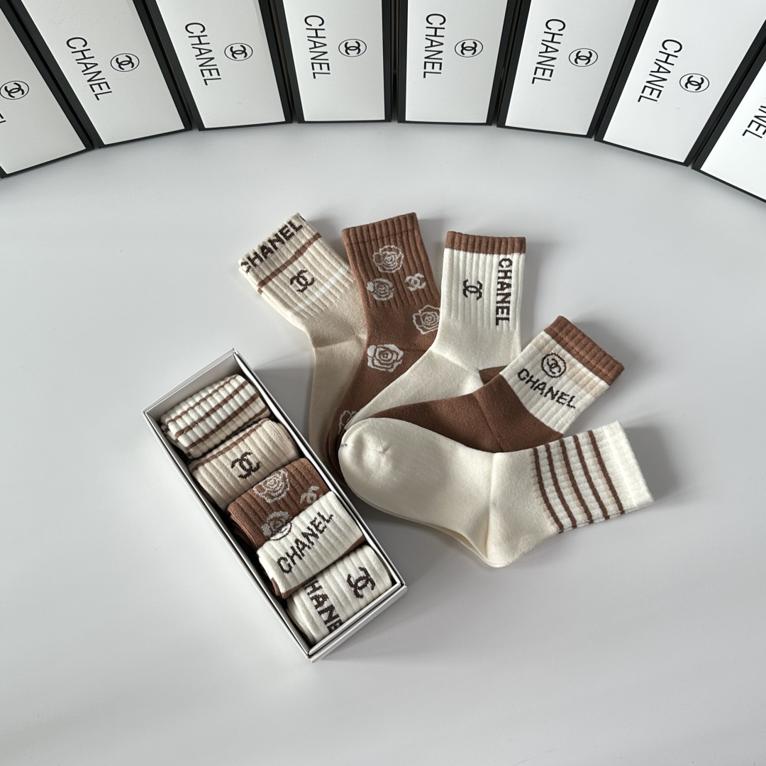 💛配专柜包装Chanel（香奈儿）新款中长款堆堆袜袜子！一盒五双，专柜同步筒袜袜子，💛大牌出街，潮人必备