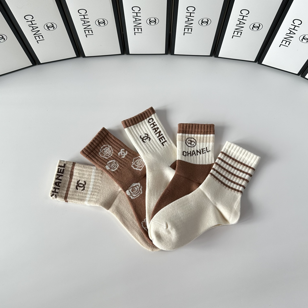 💛配专柜包装Chanel（香奈儿）新款中长款堆堆袜袜子！一盒五双，专柜同步筒袜袜子，💛大牌出街，潮人必备