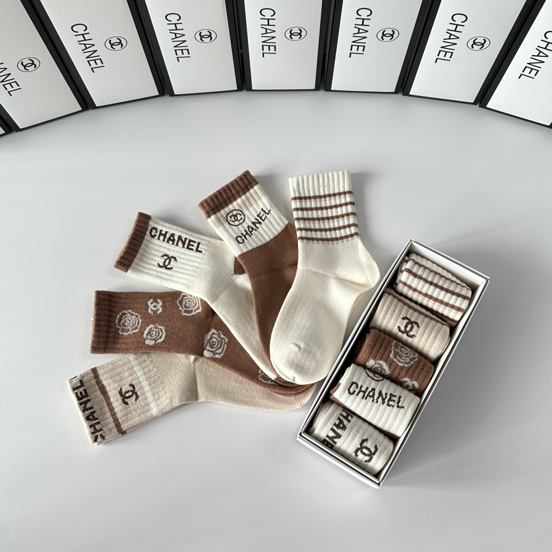 💛配专柜包装Chanel（香奈儿）新款中长款堆堆袜袜子！一盒五双，专柜同步筒袜袜子，💛大牌出街，潮人必备