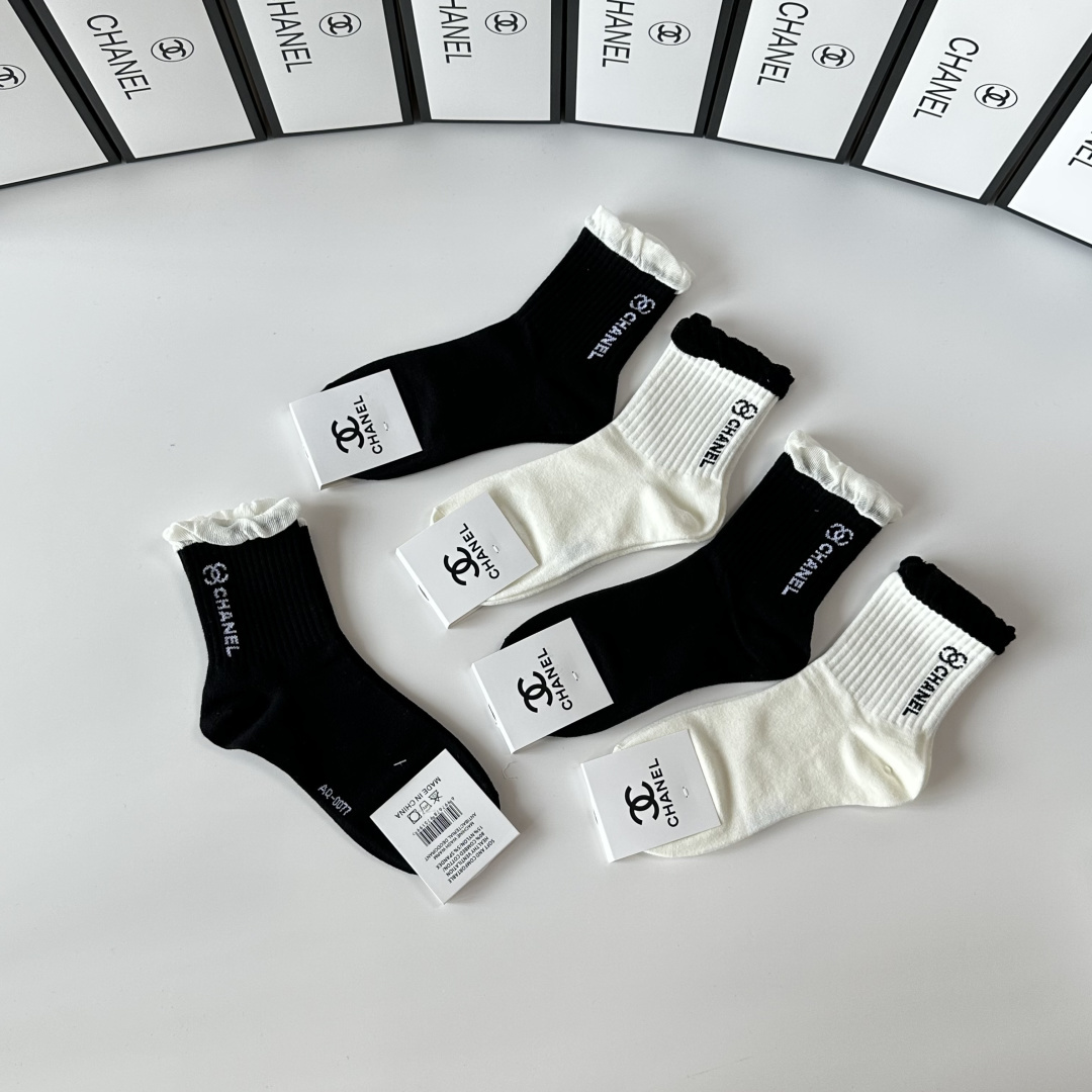 💛配包装Chanel（香奈儿）新款经典中长筒袜堆堆袜袜子！一盒五双， 专柜同步筒袜袜子，💛大牌出街，潮人