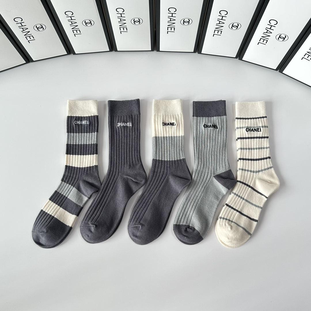 NO:640652,Specially equipped with counter packaging Chanel (Chanel) new double-needle embroidery mid-length pile socks!  Five pairs in a box, counter-synchronized tube socks, big brands out on the street, a must-have for fashionistas, super easy to match. Socks, stockings, socks, chanel, chanel, socks19860909特 配专柜包装 Chanel（香奈儿） 新款双针刺绣中长款堆堆袜袜子！一盒五双,专柜同步筒袜袜子,大牌出街,潮人必备超好搭.袜子,丝袜,袜子,chanel,chanel,socks,accessory