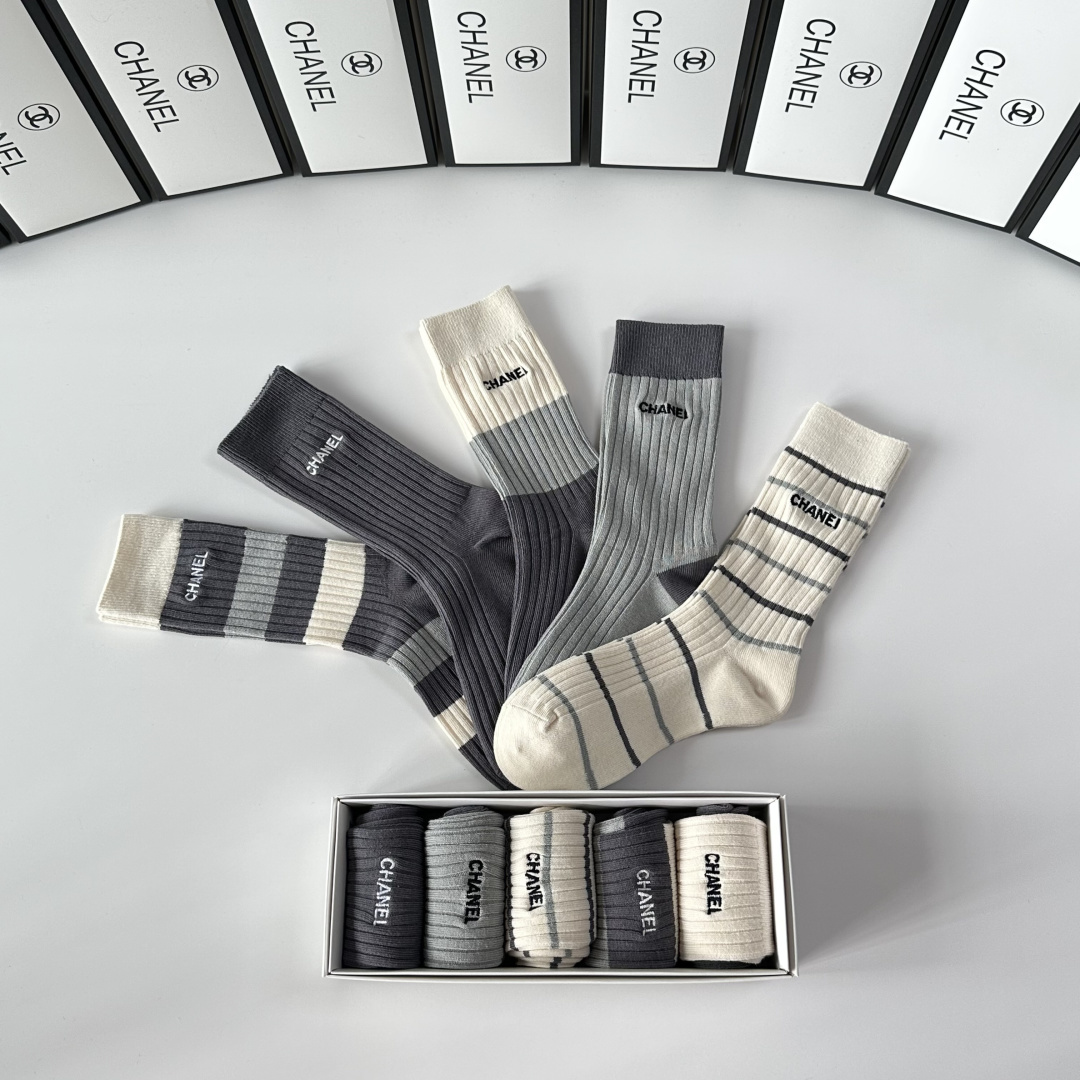 💛配专柜包装Chanel（香奈儿） 新款双针刺绣中长款堆堆袜袜子！一盒五双，专柜同步筒袜袜子，💛大牌出街