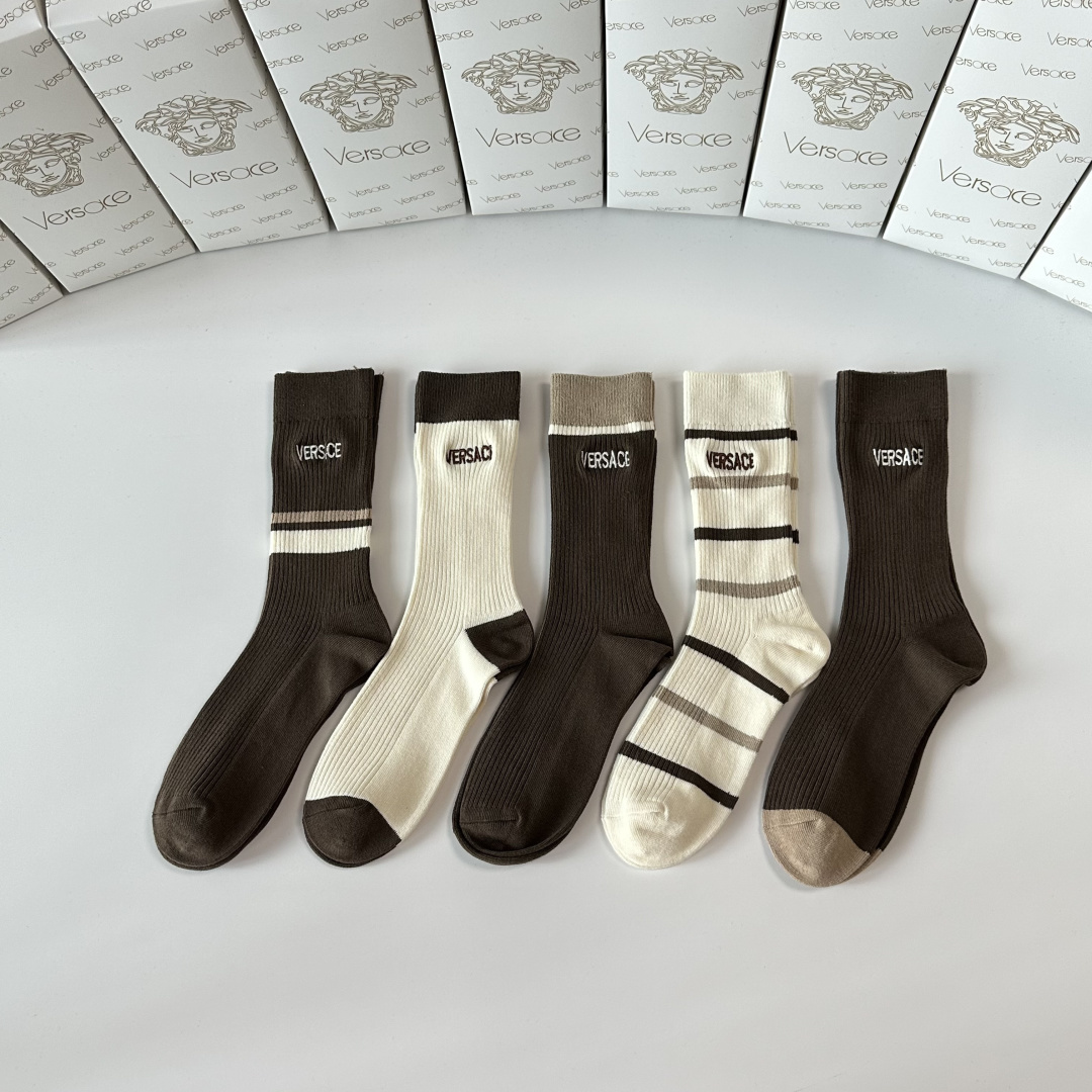 NO:640655,Specially equipped with counter packaging VERSACE's new double-needle embroidered mid-length pile socks!  Five pairs in a box, synchronized tube socks at the counter, big brands out on the street, must-have socks for fashionistas, stockings, socks, versace, versace, socks19860909特 配专柜包装 VERSACE（范思哲） 新款双针刺绣中长款堆堆袜袜子！一盒五双,专柜同步筒袜袜子,大牌出街,潮人必备超好搭袜子,丝袜,袜子,versace,versace,socks,accessory