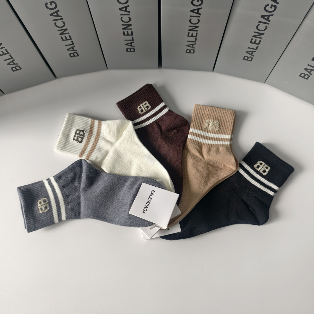 💛配专柜包装Balenciaga（巴黎世家）新款中长款堆堆袜袜子！一盒五双，专柜同步筒袜袜子，💛大牌出街