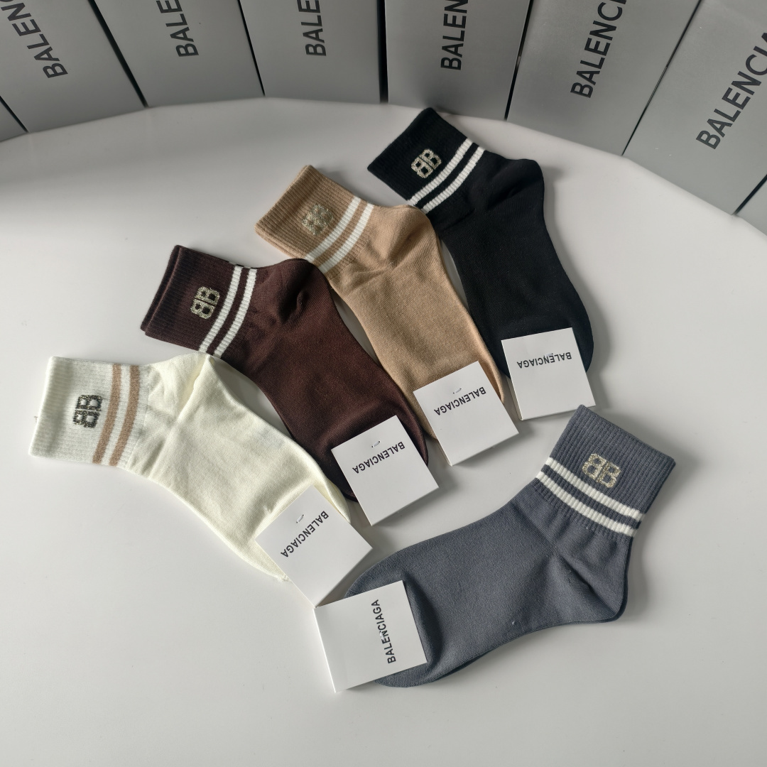 💛配专柜包装Balenciaga（巴黎世家）新款中长款堆堆袜袜子！一盒五双，专柜同步筒袜袜子，💛大牌出街