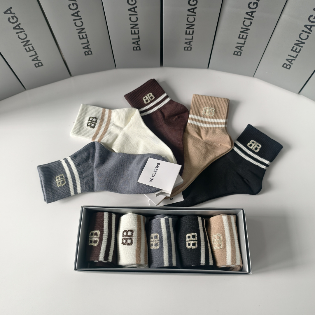 💛配专柜包装Balenciaga（巴黎世家）新款中长款堆堆袜袜子！一盒五双，专柜同步筒袜袜子，💛大牌出街