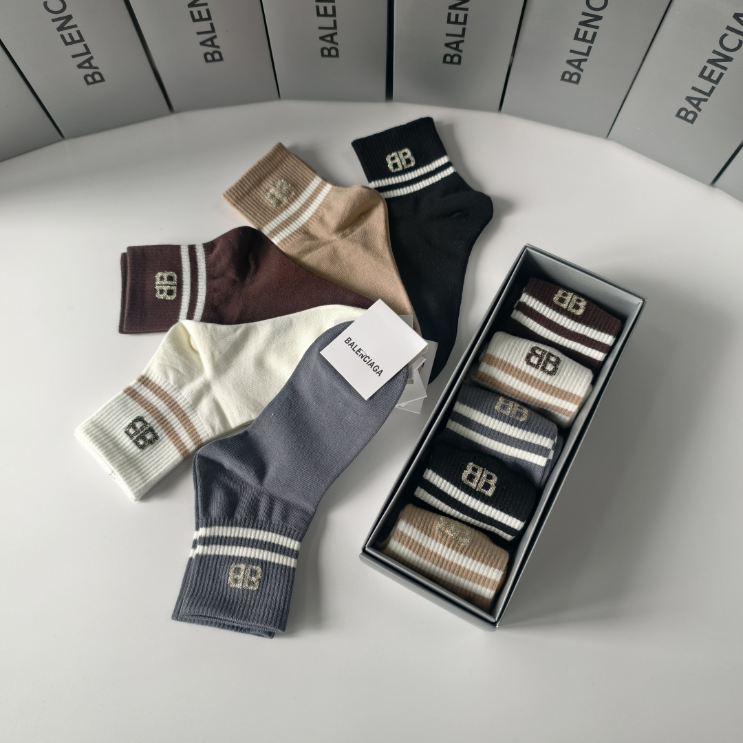 💛配专柜包装Balenciaga（巴黎世家）新款中长款堆堆袜袜子！一盒五双，专柜同步筒袜袜子，💛大牌出街