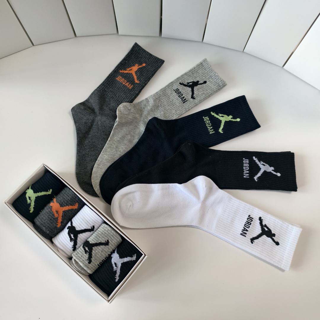 💛配专柜包装飞人乔丹，官网同款新款中长款堆堆袜袜子！一盒五双，专柜同步筒袜袜子，💛大牌出街，潮人必备🔥超