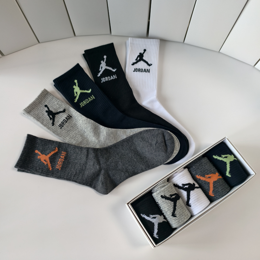 💛配专柜包装飞人乔丹，官网同款新款中长款堆堆袜袜子！一盒五双，专柜同步筒袜袜子，💛大牌出街，潮人必备🔥超
