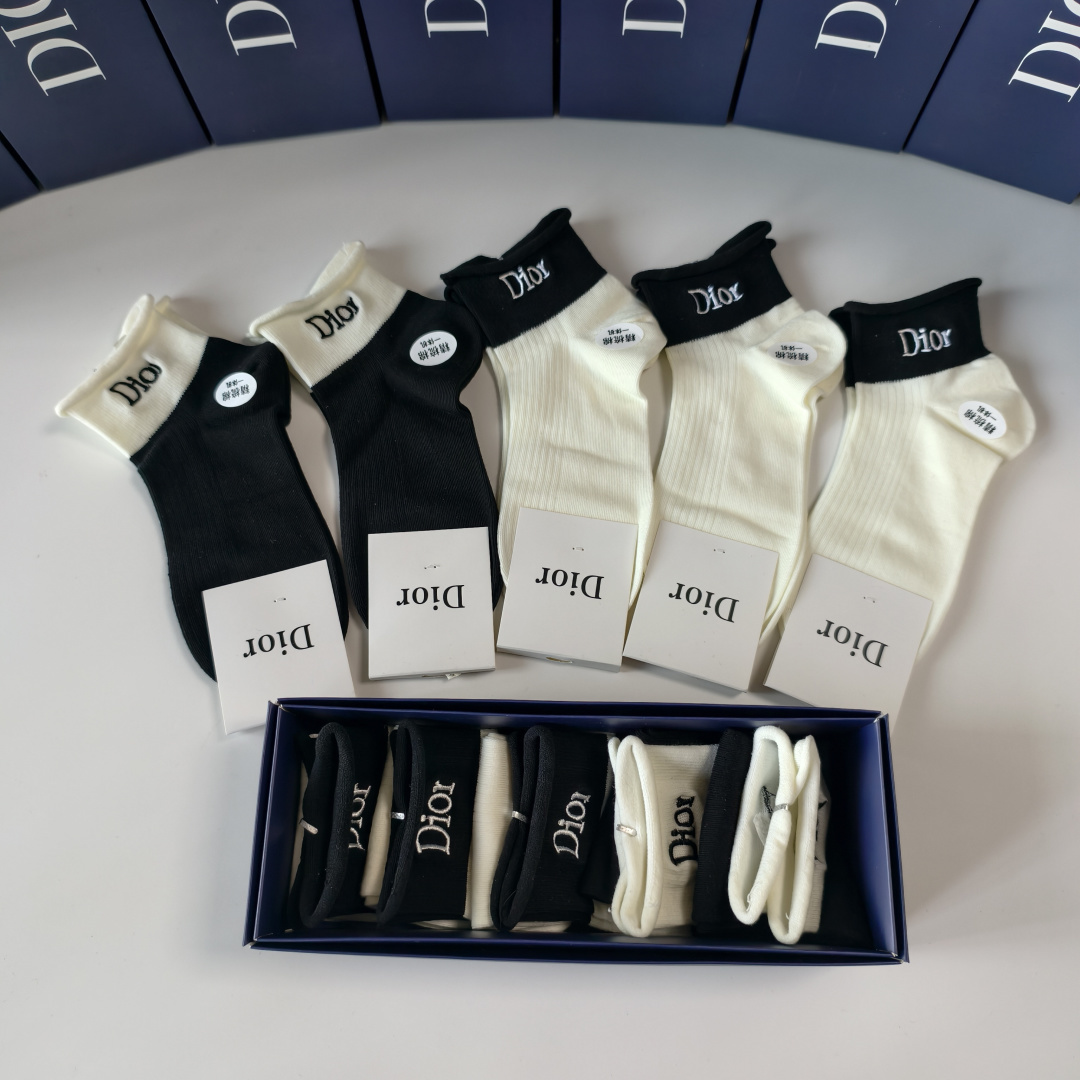 💛配专柜包装DIOR (迪奥) 新款刺绣中短筒袜堆堆袜袜子！一盒五双，专柜同步筒袜袜子，💛大牌出街，潮人