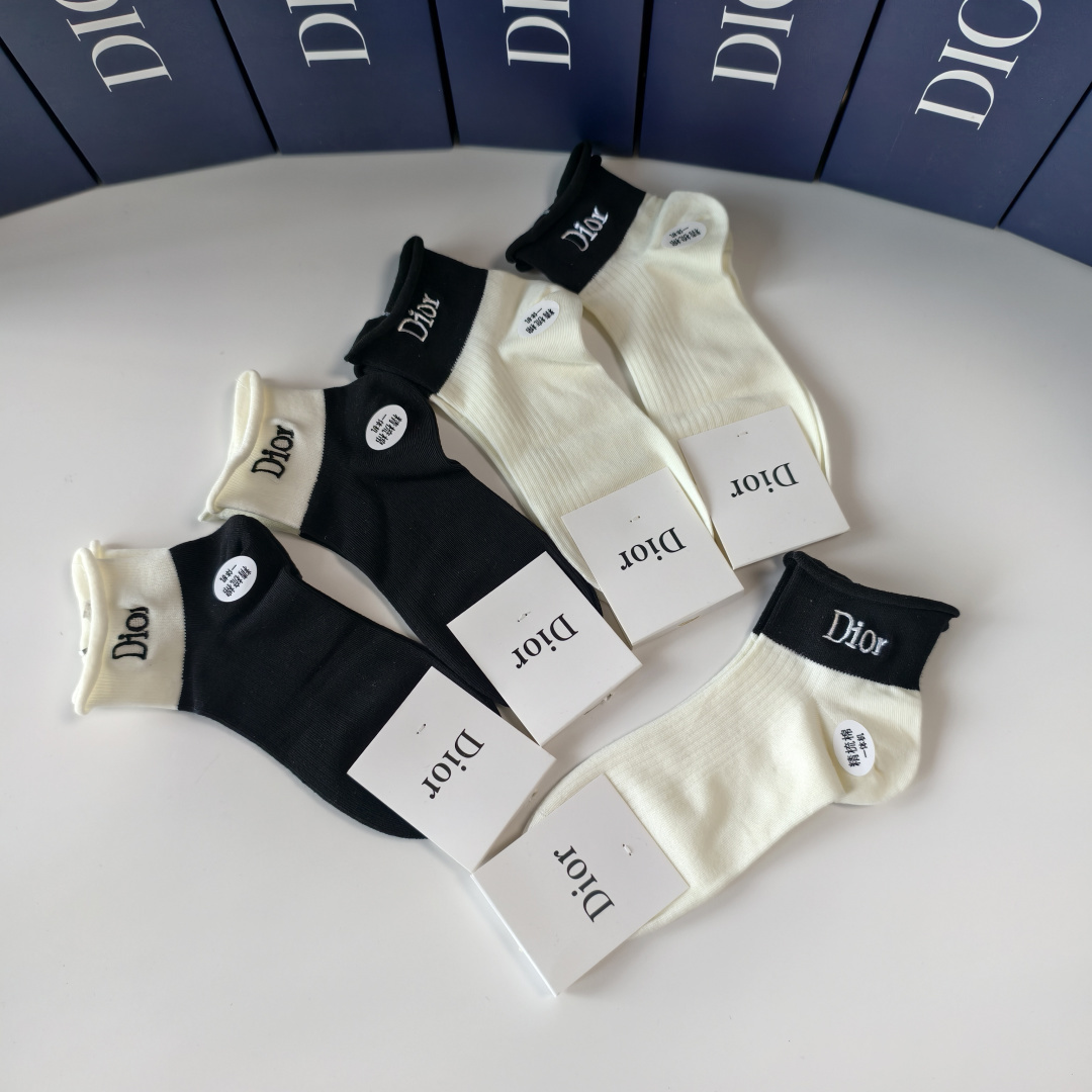 💛配专柜包装DIOR (迪奥) 新款刺绣中短筒袜堆堆袜袜子！一盒五双，专柜同步筒袜袜子，💛大牌出街，潮人
