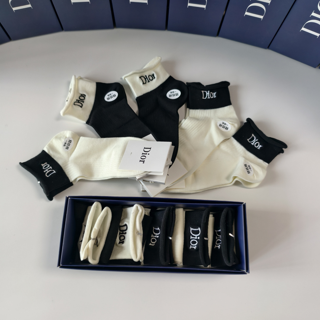 💛配专柜包装DIOR (迪奥) 新款刺绣中短筒袜堆堆袜袜子！一盒五双，专柜同步筒袜袜子，💛大牌出街，潮人