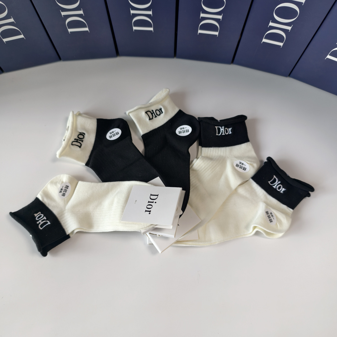 💛配专柜包装DIOR (迪奥) 新款刺绣中短筒袜堆堆袜袜子！一盒五双，专柜同步筒袜袜子，💛大牌出街，潮人