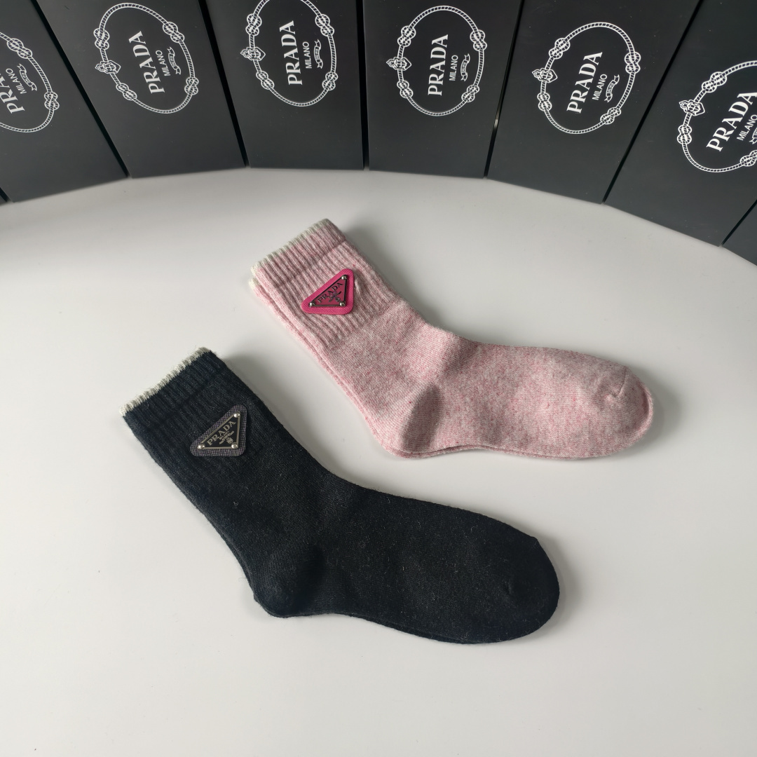 💛配专柜包装PRADA（普拉达）新款羊绒堆堆袜袜子！一盒两双，专柜同步筒袜袜子，💛大牌出街，潮人必备🔥超