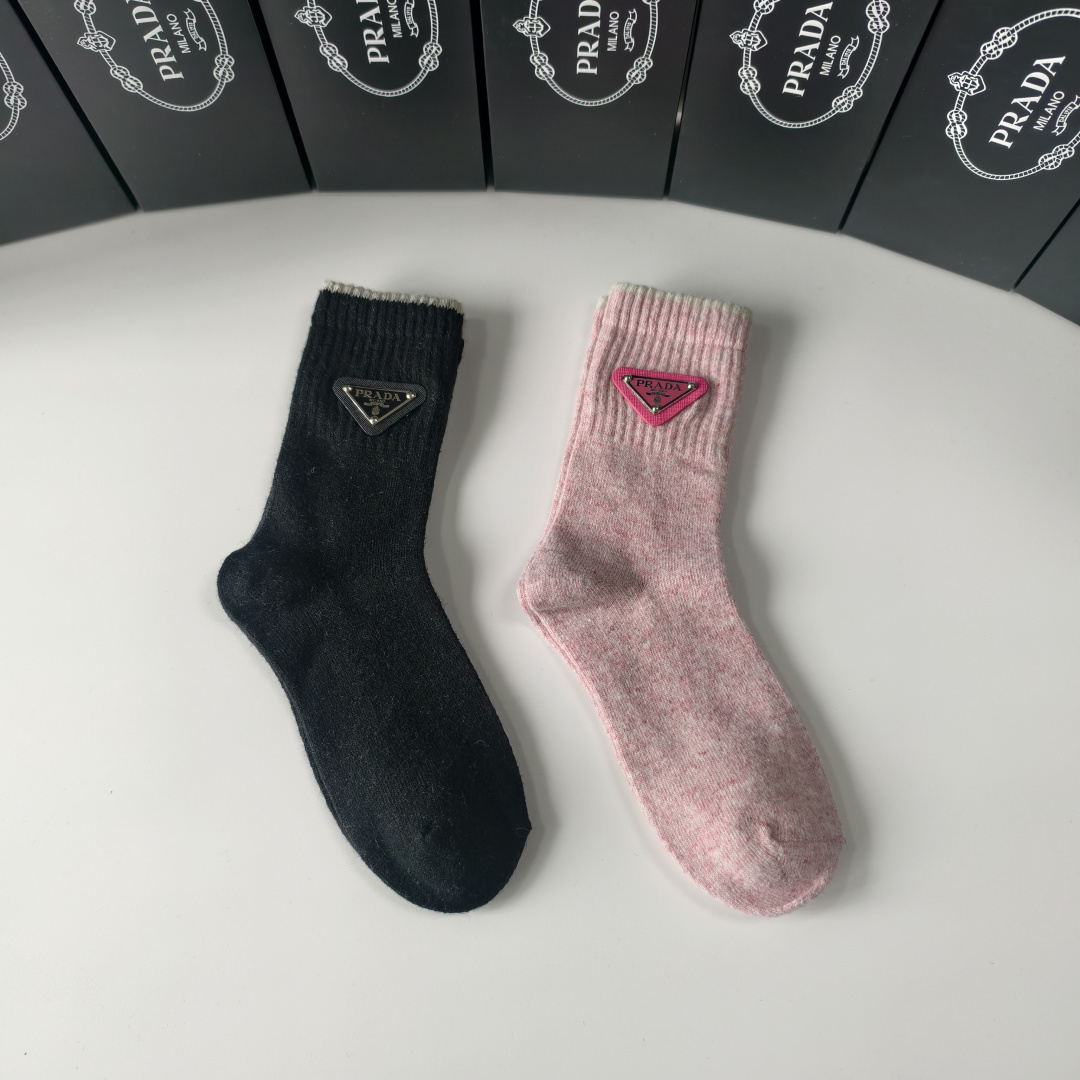 NO:640647,Special counter packaging PRADA's new cashmere pile socks!  Two pairs in a box, synchronized tube socks at the counter, big brands going out on the street, must-have socks for fashionistas, stockings, socks, prada, prada, socks19860909特配专柜包装 PRADA（普拉达）新款羊绒堆堆袜袜子！一盒两双,专柜同步筒袜袜子,大牌出街,潮人必备超好搭袜子,丝袜,袜子,prada,prada,socks,accessory
