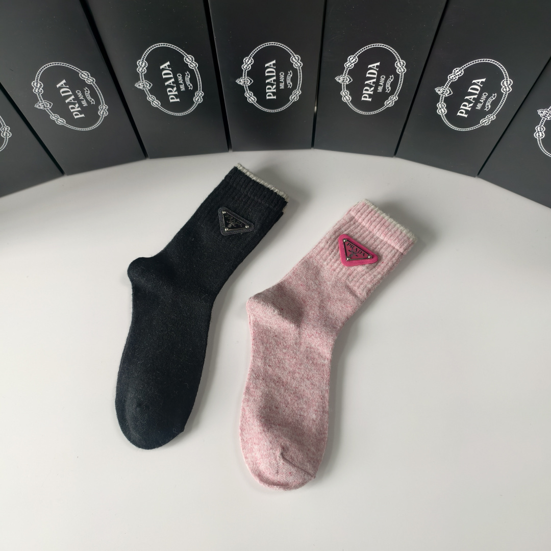 💛配专柜包装PRADA（普拉达）新款羊绒堆堆袜袜子！一盒两双，专柜同步筒袜袜子，💛大牌出街，潮人必备🔥超