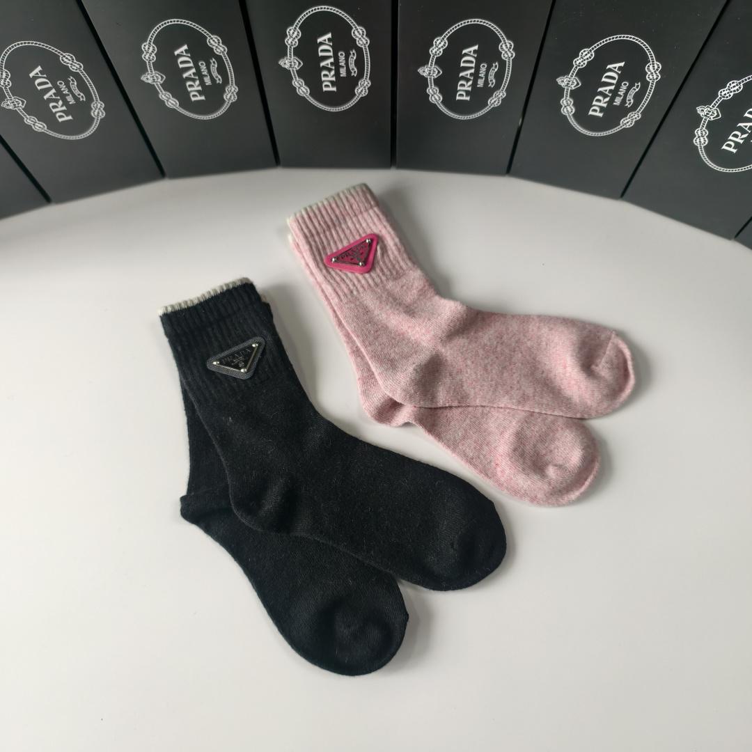 💛配专柜包装PRADA（普拉达）新款羊绒堆堆袜袜子！一盒两双，专柜同步筒袜袜子，💛大牌出街，潮人必备🔥超