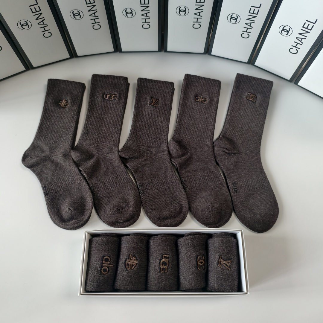 💛配专柜包装Chanel（香奈儿）新款刺绣中长款堆堆袜袜子！一盒五双，专柜同步筒袜袜子，💛大牌出街，潮人
