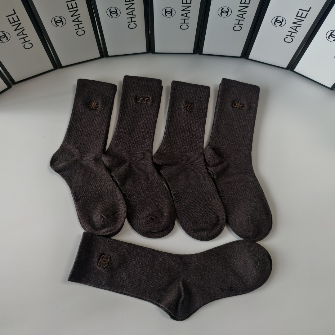 💛配专柜包装Chanel（香奈儿）新款刺绣中长款堆堆袜袜子！一盒五双，专柜同步筒袜袜子，💛大牌出街，潮人