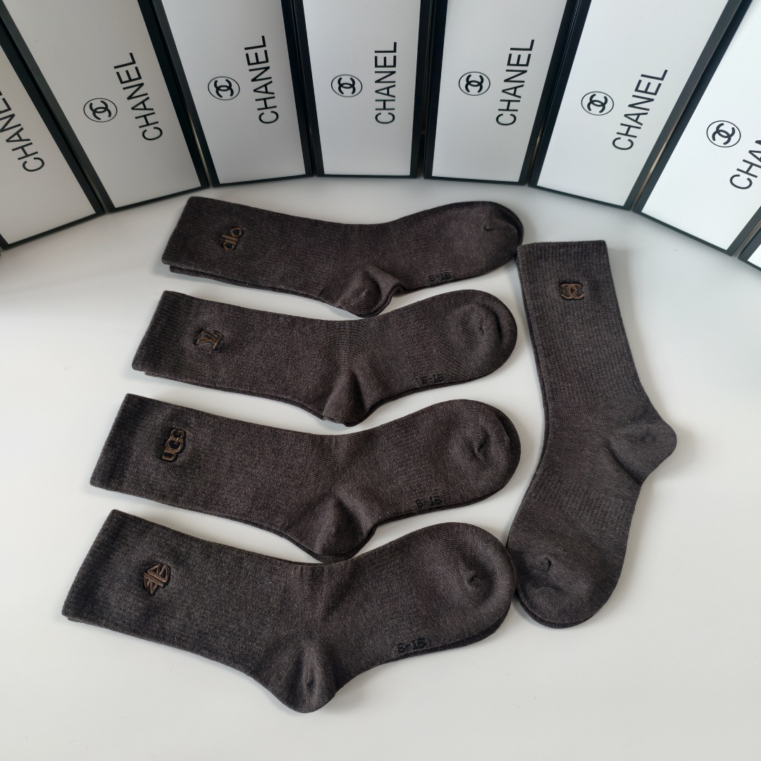 💛配专柜包装Chanel（香奈儿）新款刺绣中长款堆堆袜袜子！一盒五双，专柜同步筒袜袜子，💛大牌出街，潮人