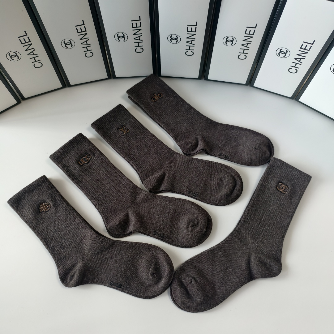 💛配专柜包装Chanel（香奈儿）新款刺绣中长款堆堆袜袜子！一盒五双，专柜同步筒袜袜子，💛大牌出街，潮人