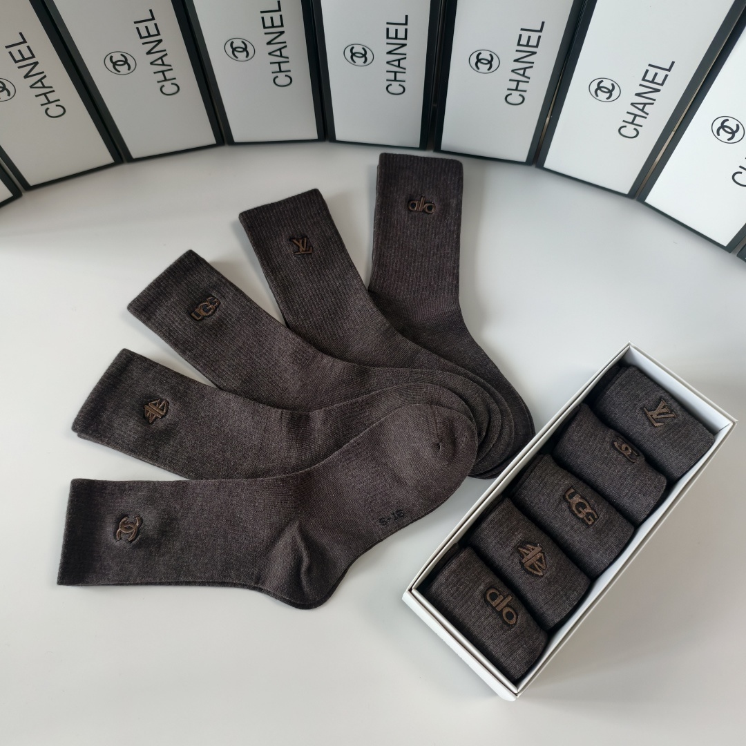 💛配专柜包装Chanel（香奈儿）新款刺绣中长款堆堆袜袜子！一盒五双，专柜同步筒袜袜子，💛大牌出街，潮人