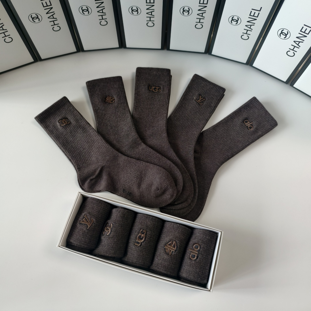 💛配专柜包装Chanel（香奈儿）新款刺绣中长款堆堆袜袜子！一盒五双，专柜同步筒袜袜子，💛大牌出街，潮人