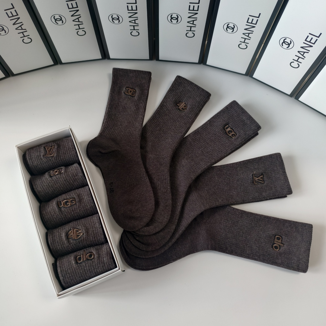 💛配专柜包装Chanel（香奈儿）新款刺绣中长款堆堆袜袜子！一盒五双，专柜同步筒袜袜子，💛大牌出街，潮人