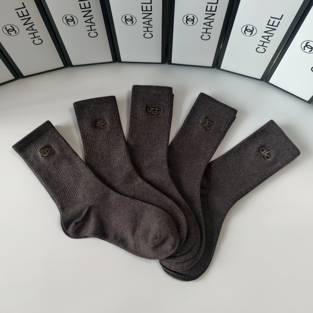 💛配专柜包装Chanel（香奈儿）新款刺绣中长款堆堆袜袜子！一盒五双，专柜同步筒袜袜子，💛大牌出街，潮人