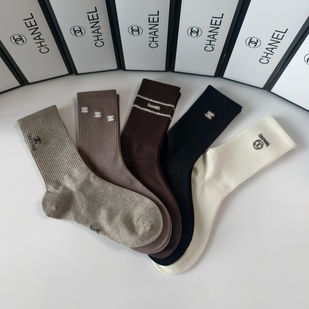 💛配专柜包装Chanel（香奈儿）新款羊绒中长款堆堆袜袜子！一盒五双，专柜同步筒袜袜子，💛大牌出街，潮人